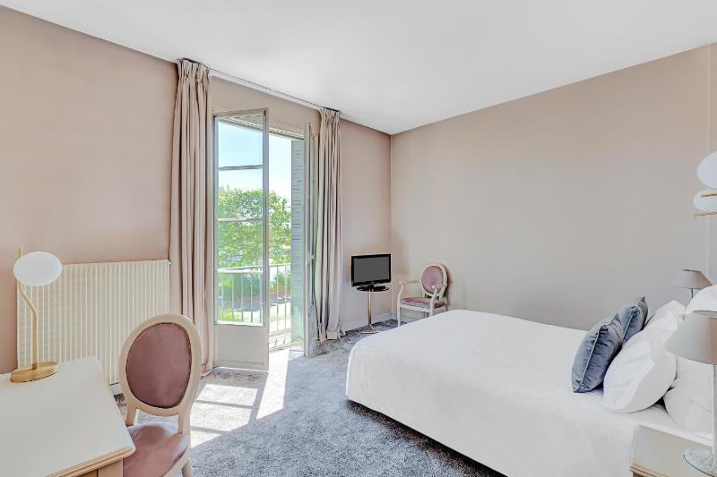 Deluxe King Room with River View - Non-Smoking image 4