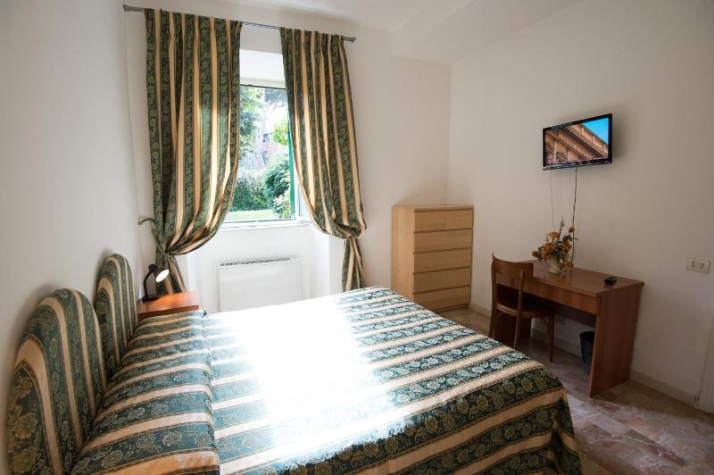 Double Room image 4
