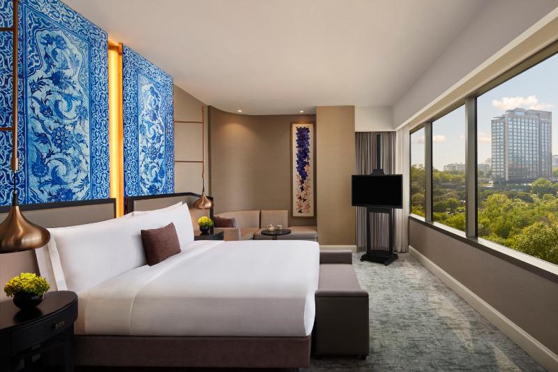 King Room with Park View image 4