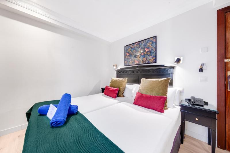 Twin Room image 3