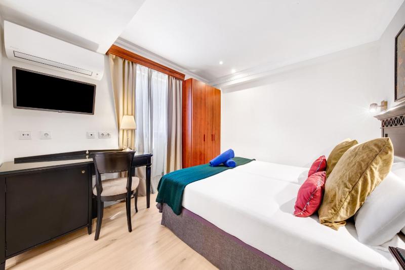 Twin Room image 4