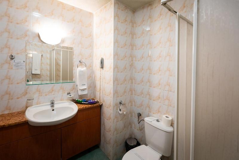 Twin Room image 3