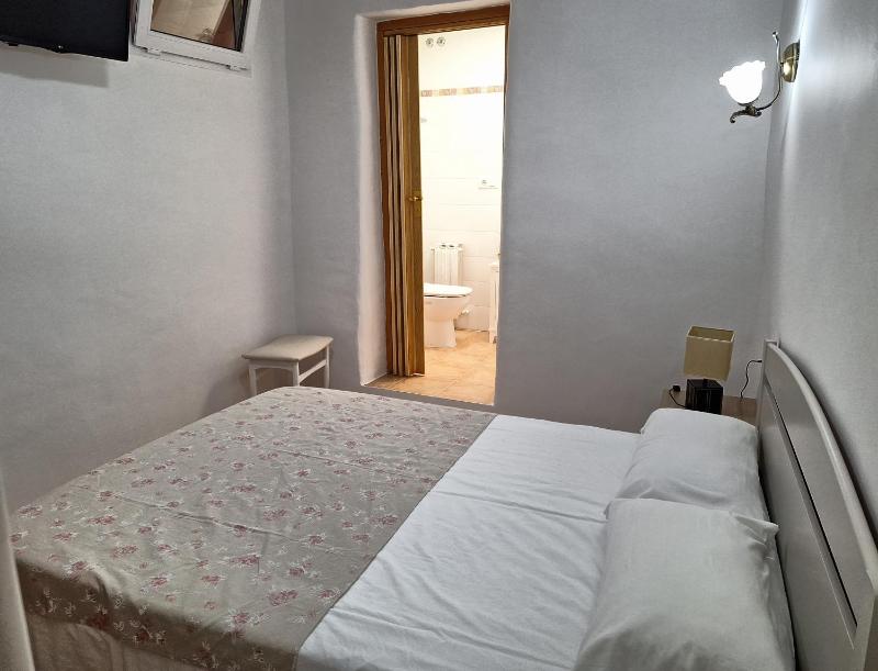 Double Room image 4