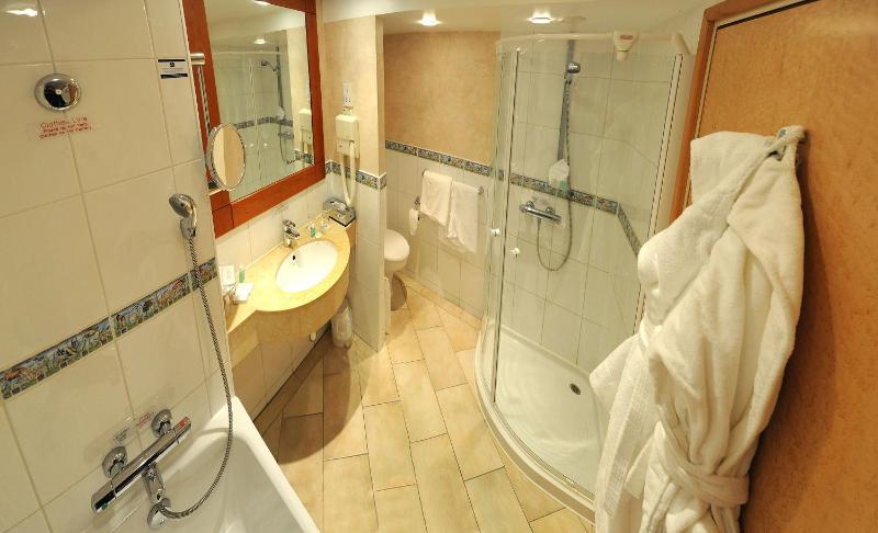 Executive Twin Room image 4