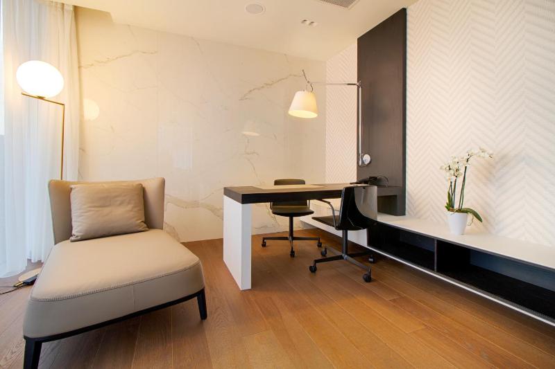 Executive Suite image 3