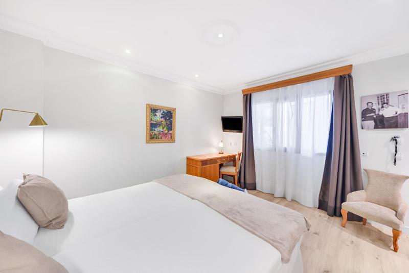 Economy Twin Room image 4