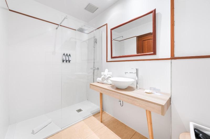 Economy Twin Room image 3
