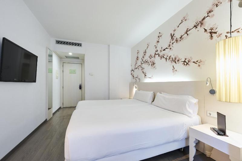 Standard Double or Twin Room image 4