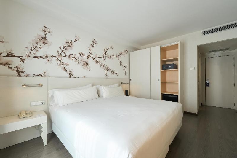 Standard Double or Twin Room image 3