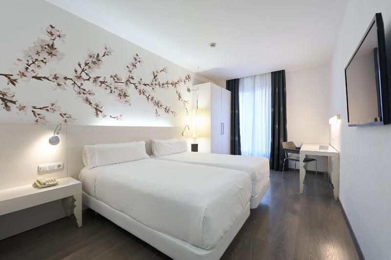 Standard Double or Twin Room image 1