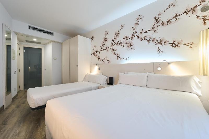 Triple Room image 2