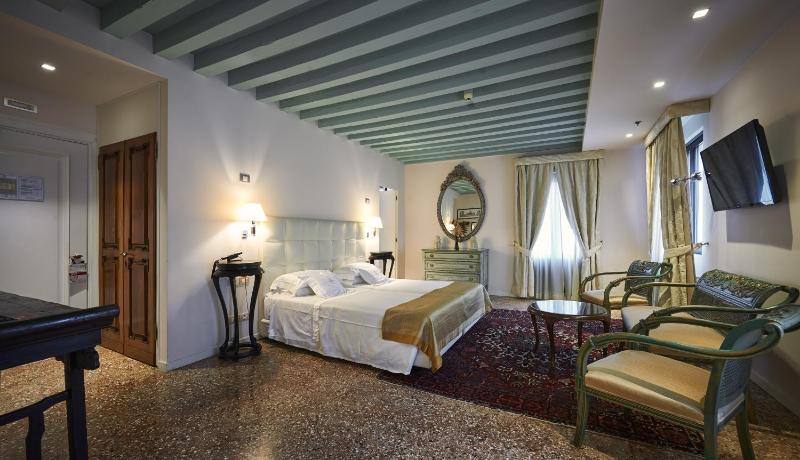 Deluxe Double or Twin Room image 1