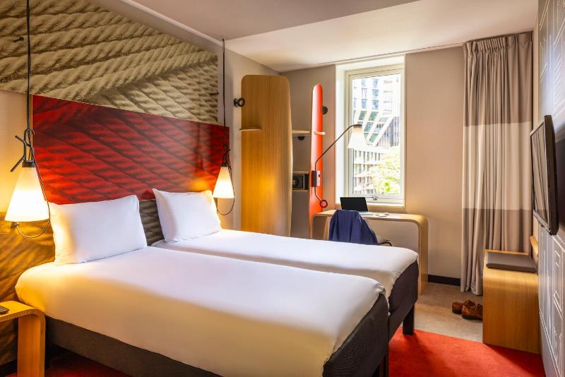 Standard Twin Room image 4