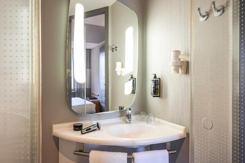 Standard Twin Room image 3