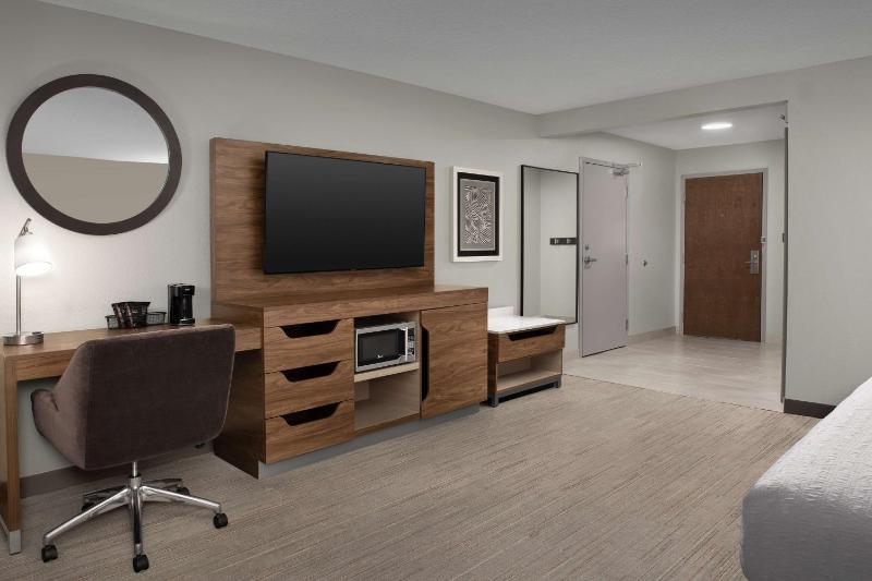 King Room with Accessible Tub - Mobility and Hearing Access/Non-Smoking image 3