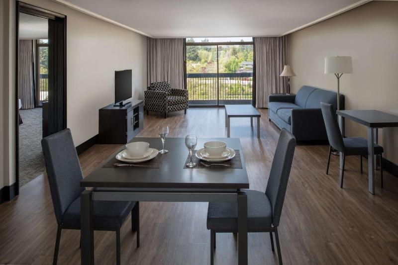 One-Bedroom King Suite image 4