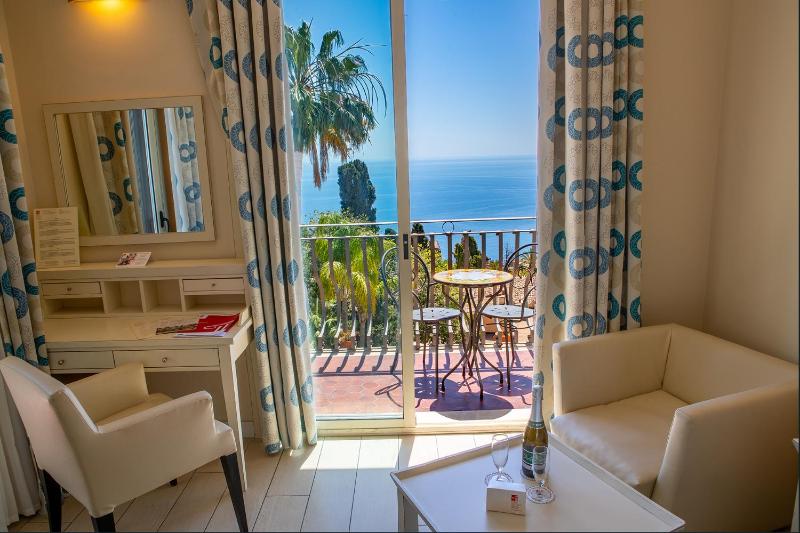 Superior Double Room with balcony and panoramic view image 1