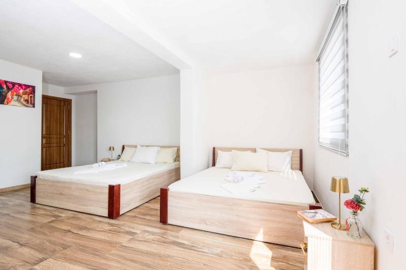 Quadruple Room with Balcony image 3