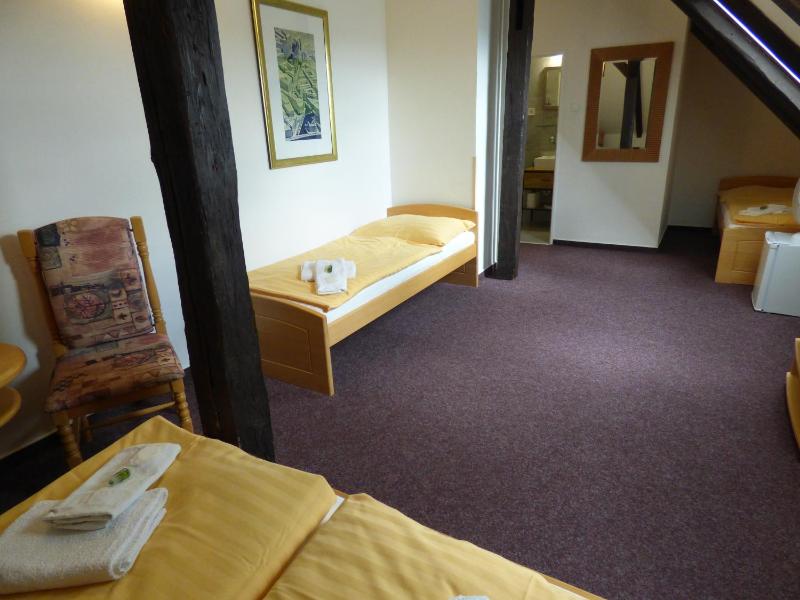 Economy Quadruple Room image 3