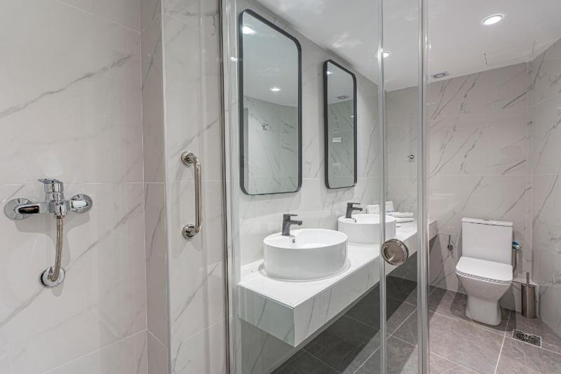 Deluxe Suite image 1