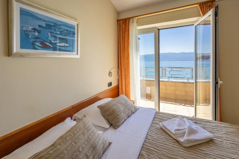 Deluxe Double Room with Balcony and Sea View image 4