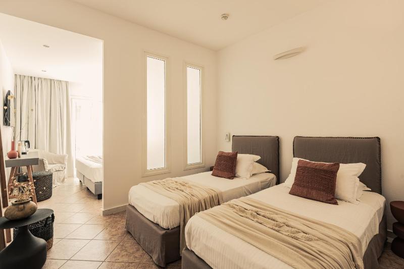 Standard Family Room Garden View image 1
