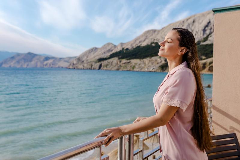 Deluxe Double Room with Balcony and Sea View image 2