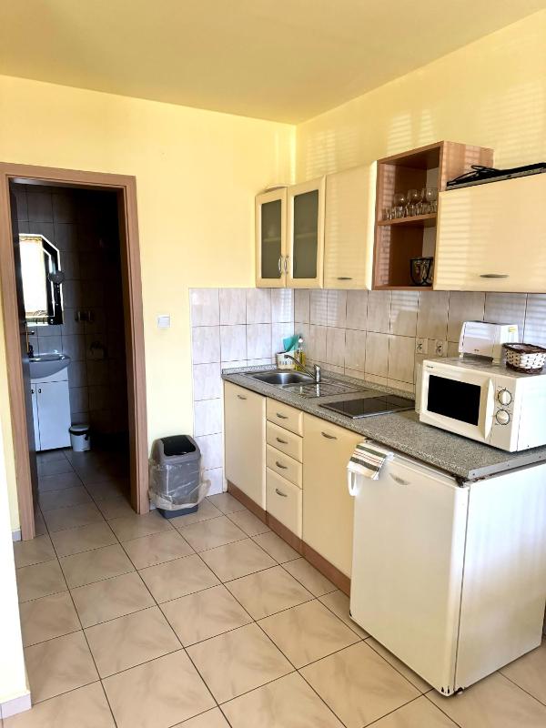 One-Bedroom Apartment with Air Conditioning image 3