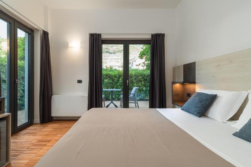 Deluxe Double or Twin Room image 4