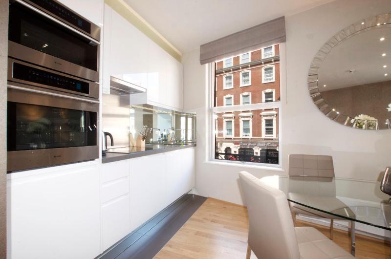 Executive One Bedroom Apartment image 2