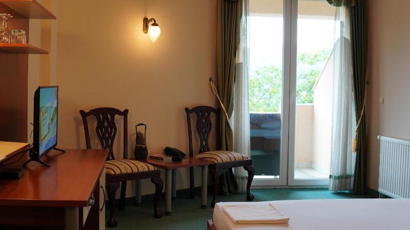 Double Room with Balcony image 3
