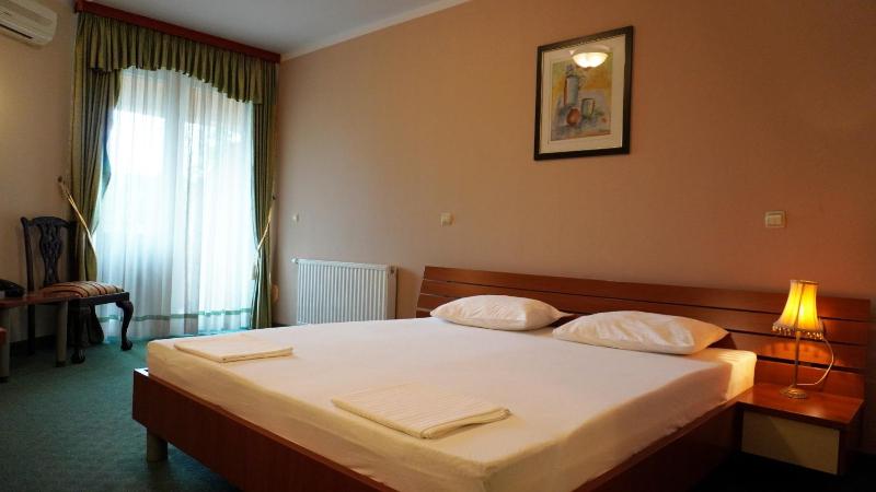 Double Room with Balcony image 4