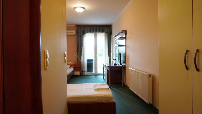 Twin Room with Balcony image 4
