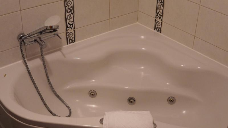 Double Room with Spa Bath image 4