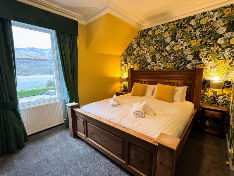 Superior King Room with Lake View image 1