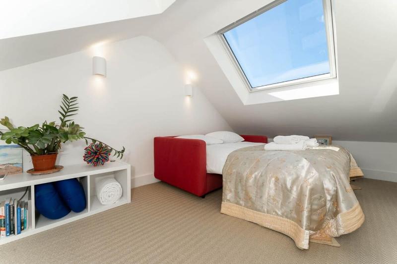 Host & Stay - Grove Townhouse - image 2