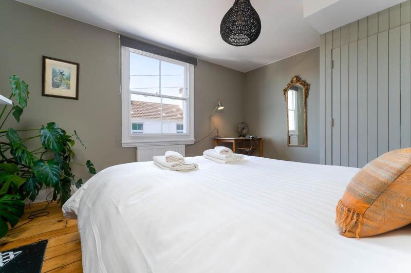 Host & Stay - Grove Townhouse - image 19