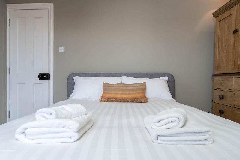 Host & Stay - Grove Townhouse - image 16