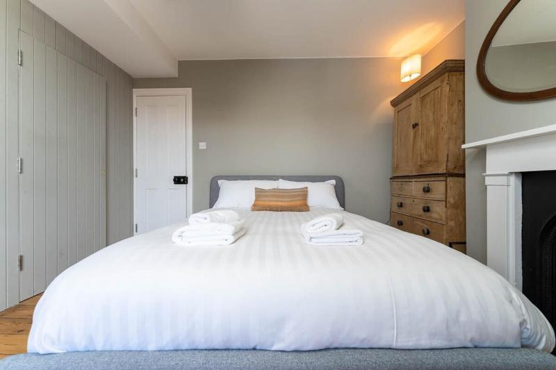 Host & Stay - Grove Townhouse - image 10