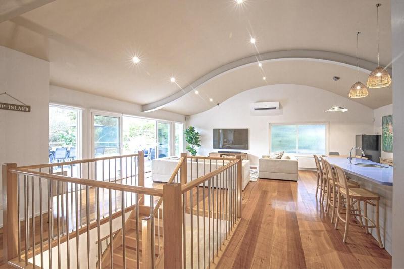 Spacious Coastal Retreat 5 Bdr - image 9