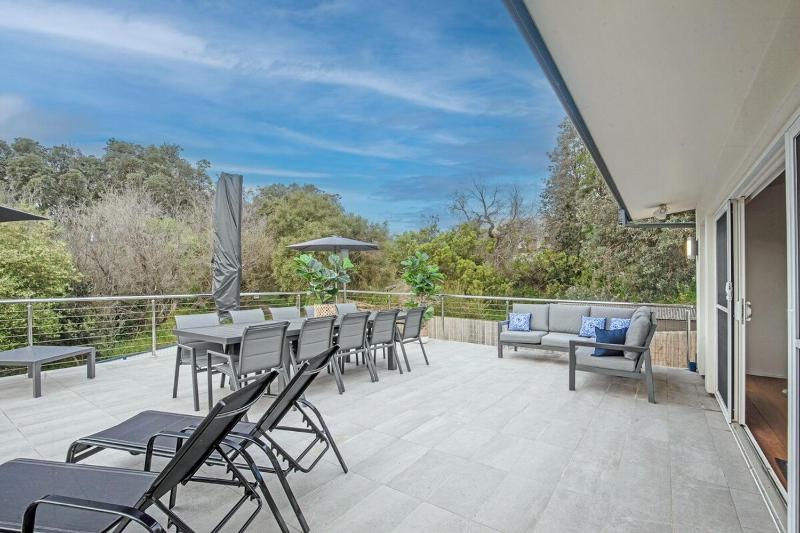 Spacious Coastal Retreat 5 Bdr - image 30