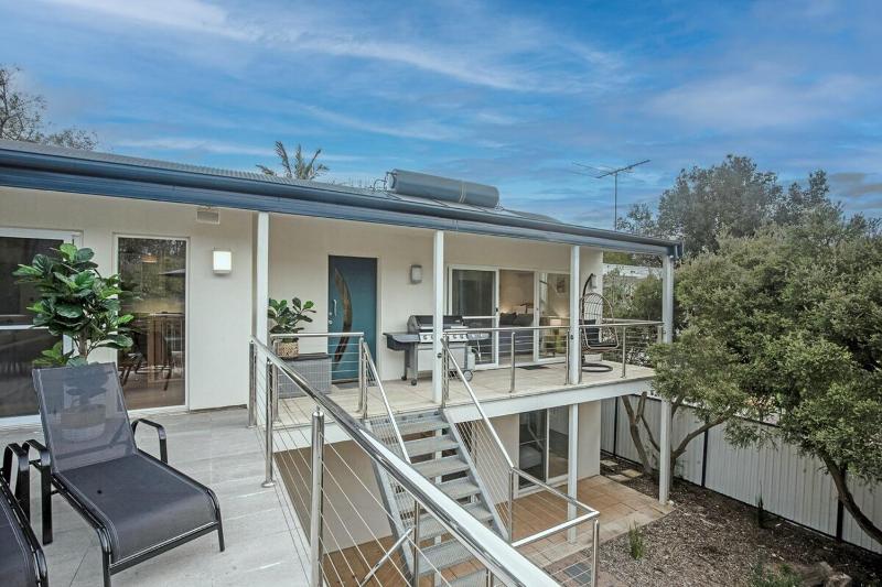 Spacious Coastal Retreat 5 Bdr - image 3