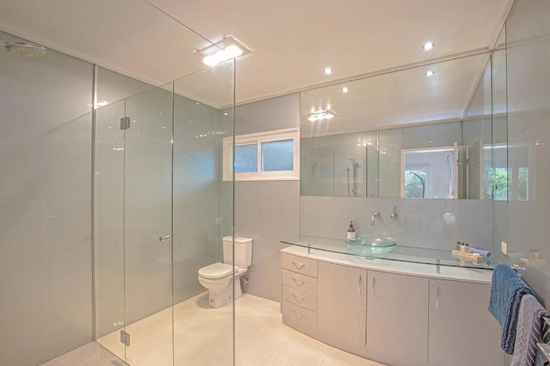 Spacious Coastal Retreat 5 Bdr - image 36