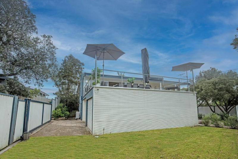 Spacious Coastal Retreat 5 Bdr - image 29