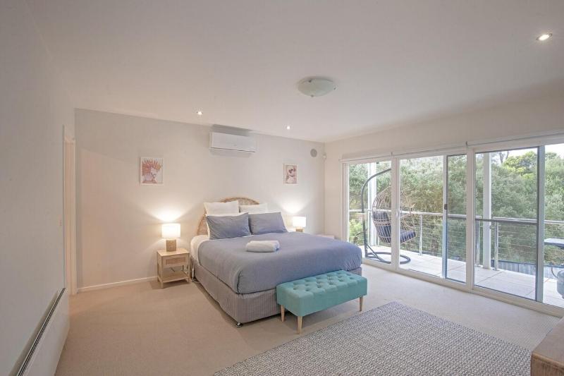 Spacious Coastal Retreat 5 Bdr - image 28