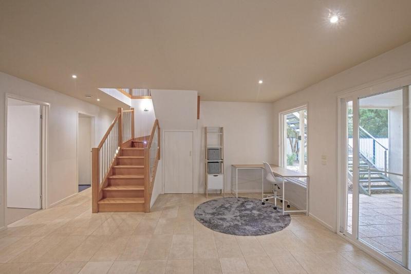 Spacious Coastal Retreat 5 Bdr - image 5
