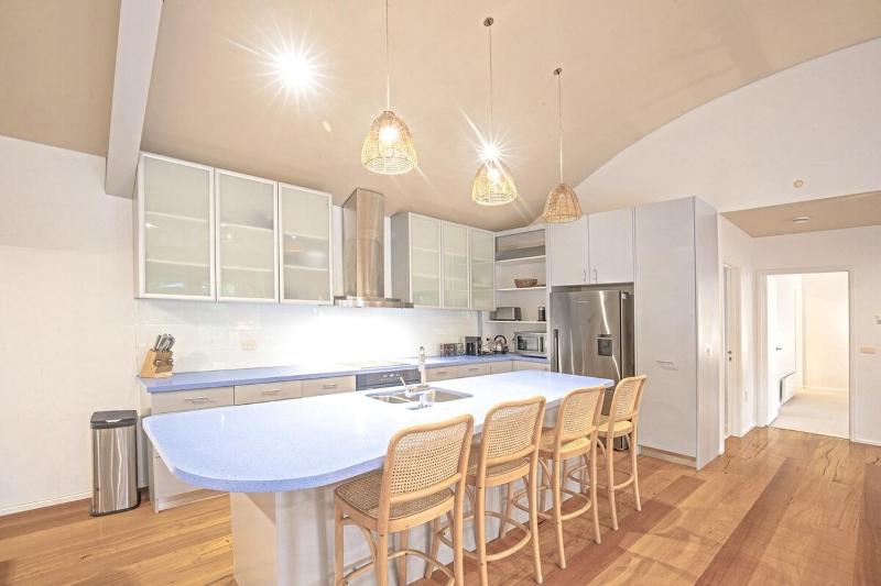 Spacious Coastal Retreat 5 Bdr - image 20