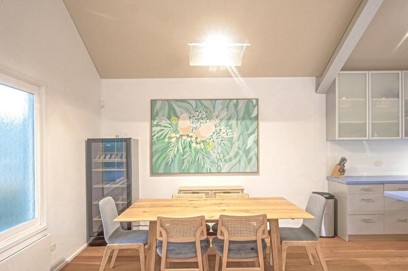 Spacious Coastal Retreat 5 Bdr - image 26