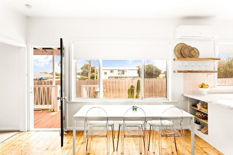 Retro Bungalow near Beach and Shops - image 20