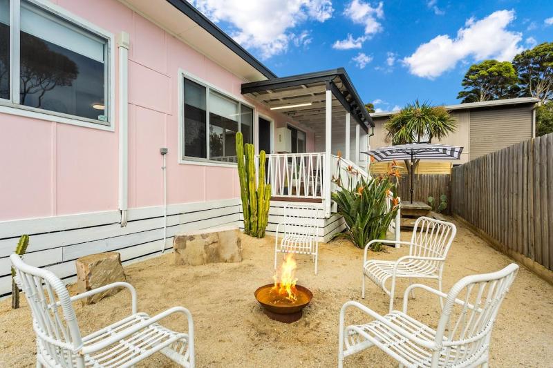 Retro Bungalow near Beach and Shops - image 14